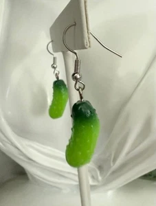 Pickle Ohrringe Grün Dill Gemüse Spaß Geschenk Schmuck Brandneu - Bild 1 von 3