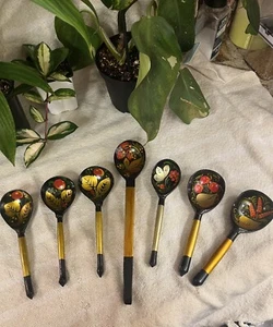 Set 7 cucchiai da portata vintage Khokhloma legno laccato dipinto a mano ornati - Foto 1 di 8