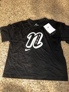 Nike The Nike Tee Kids Graphic Boxy Tee Nero FZ5538-010 Taglia M (Nuovo con etichette) - Foto 1 di 2