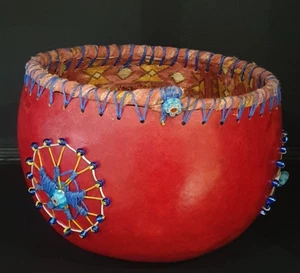 Kürbis bemalt rot Perlen Handarbeit Indianer Stil Schale signiert verziert - Bild 1 von 13