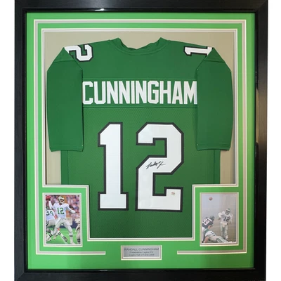Camiseta deportiva enmarcada autografiada/firmada Randall Cunningham 33x42 verde de Filadelfia certificado de autenticidad JSA Foto 1 de 2