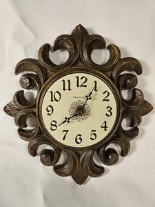 Reloj de Pared New Haven De Colección con Marco de Desplazamiento Flor de Lis Ornamentado Funciona con Pilas  - Imagen 1 de 7