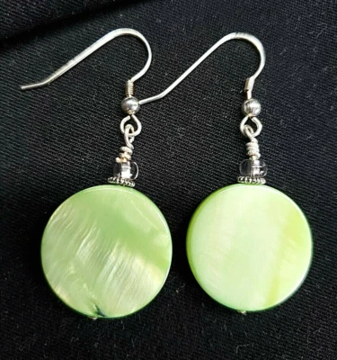 Pendientes colgantes naturales madreperla teñidos verde lima alambre francés playa artesanal Foto 1 de 4