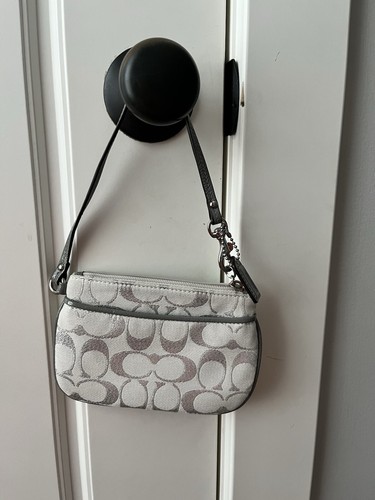 Portafoglio Coach Signature piccolo da polso pochette argento bianco grigio 6 5 x4 pollici