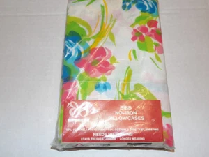 Vintage Bibb Standard Kissenbezüge bügelfrei Blumenmuster auf weiß - Bild 1 von 3