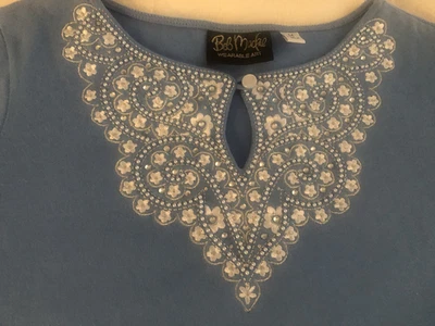 Top Bob Mackie Azul Claro Bordado Margarita Yugo Mangas 3/4 Talla Mediana Foto 1 de 4