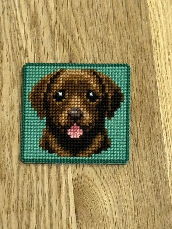 Imán de nevera de punto de cruz completo hecho a mano - perro labrador marrón chocolate - Imagen 1 de 1