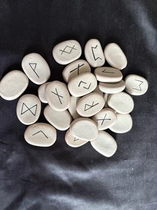 NEW AGE: 24 PIECE RUNES SET ON SMOOTH ROCK CELTIC DIVINATION FORTUNE TELLING - Bild 1 von 4