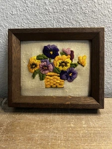 Vintage Crewel Stickerei gerahmte Kunst lila gelb Stiefmütterchen Blume im Korb 6x5 - Bild 1 von 8