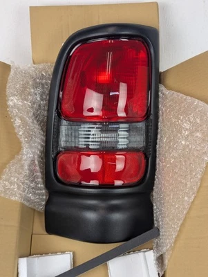 Carcasa de luz trasera Dodge Ram 1500/2500/3500 1994-2002 lado del conductor nueva Foto 1 de 4