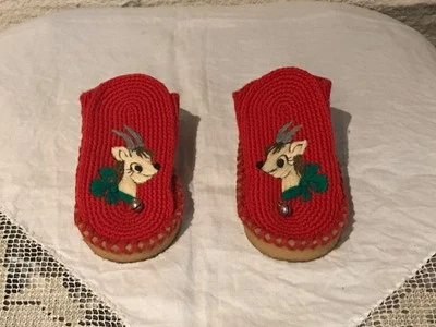 Paire de petits chaussons anciens, au crochet, décor rennes - Photo 1/4