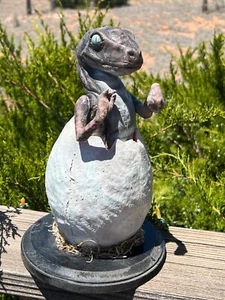 Dinosaurier schlüpfen Velociraptor Ei Schaumstoff Skulptur von Joe Malys #11 von 50 Stück - Bild 1 von 10