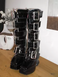 Schnallen-Lacklederstiefel von Underground mit coolen Absätzen - Bild 1 von 7