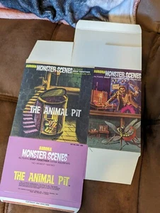 SET BESTEHEND AUS ZWEI AURORA MONSTER SZENEN ERSATZBOXEN, DAS TIER HAUSTIER, RIESENINSEKT - Bild 1 von 2