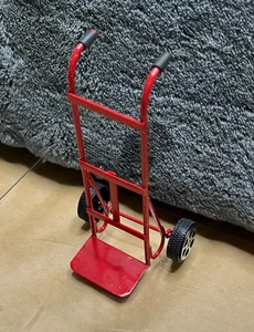 1:12 Miniatur rot Metall Handwagen mit funktionierenden Rädern Dolly Werkzeug Puppenhaus Deko - Bild 1 von 6
