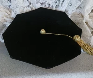 Gorra Colegiata Terciopelo Negro Graduación Borla Dorada 8 Lados Doctorado 7 1/4 - Imagen 1 de 5