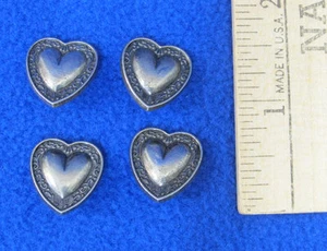 Juego de 4 botones de camisa en forma de corazón antiguo tono plateado metal 3/4" de largo texturizado - Imagen 1 de 2