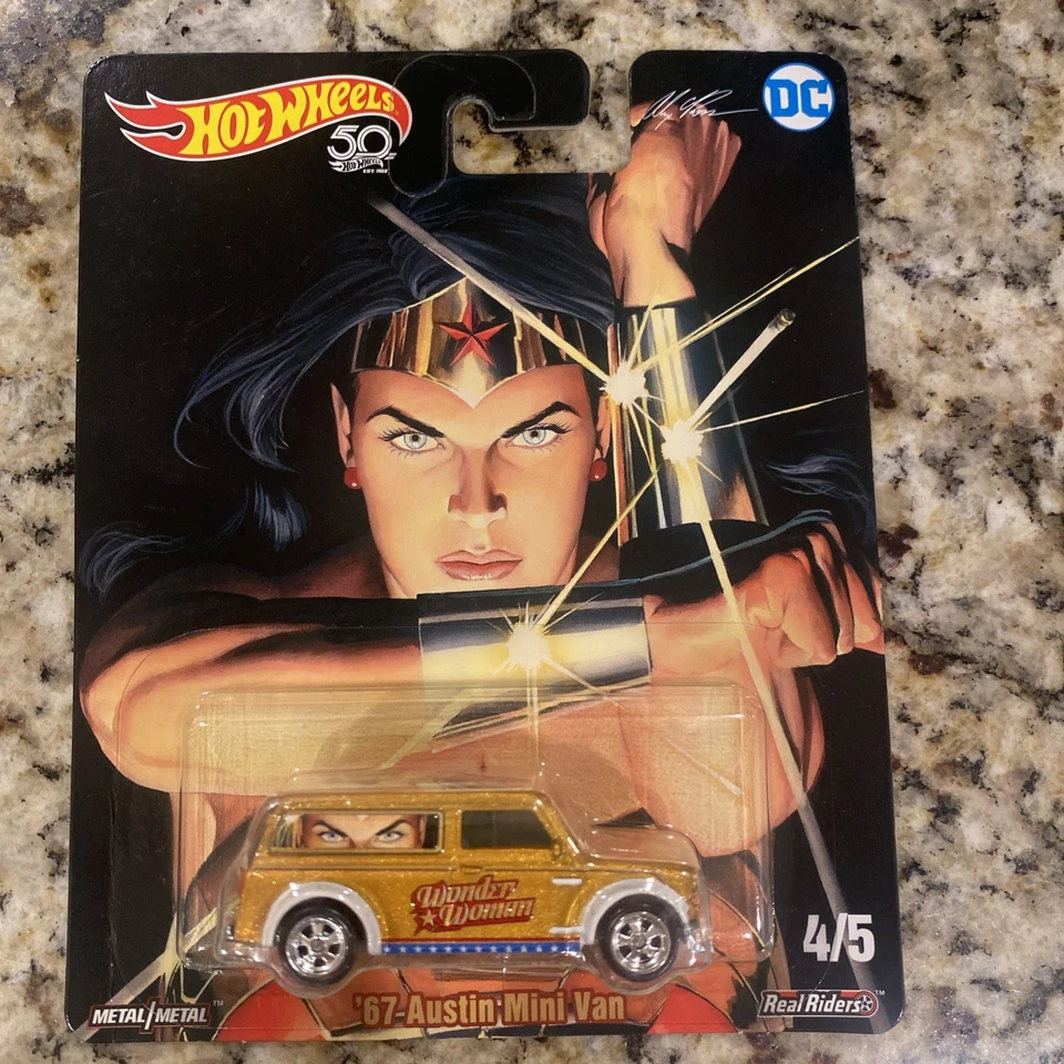Mini van Austin Gold 2018 Hot Wheels Alex Ross DC Comics- Wonder Woman 4/5 '67 Foto 1 de 4