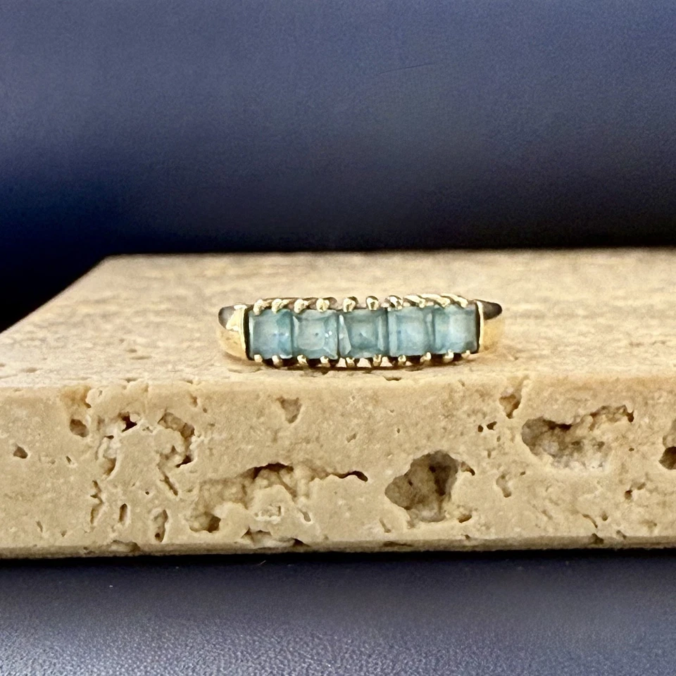 Anillo de media eternidad de piedras preciosas azules de cinco piedras de oro amarillo de 9 quilates - talla M 1/2 Foto 1 de 4