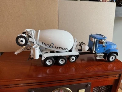 Oshkosh McNeilus Revlution mezclador de cemento descarga trasera 1/50 Foto 1 de 4