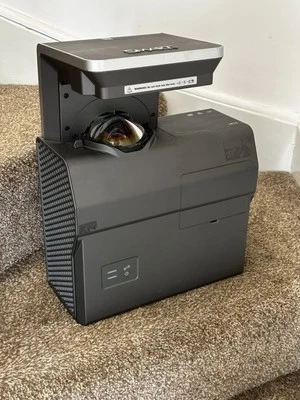 SMART UF75 ULTRA SHROT THROW 2500 ANSI LUMENS 1024X768 PROJECTOR - Image 1 of 4