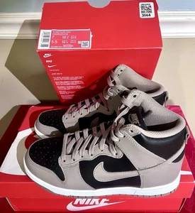 NUEVO Nike Dunk High Moon Fossil Negro Blanco Mujer’s Talla 7 Hombre’s 5.5 DD1869-002 NUEVO EN CAJA - Imagen 1 de 14