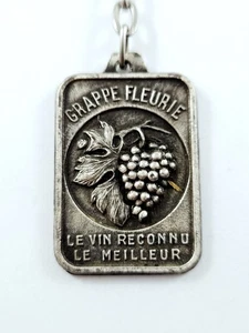 Keyring - Wines Grappe Floral - Cute Relief Vintage Caves Metal 1960s - Picture 1 of 3