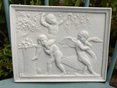 Placa de bisque vintage de Eneret B&G Parian para dormir con protector de querubín para niños Foto 1 de 4