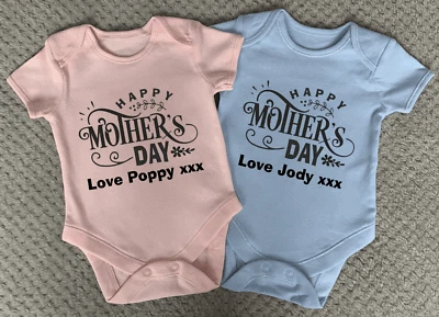 CARMA DESIGN Happy Mothers Day personalisierter Baby Grow - beliebiger Name - Body - rosa oder blau