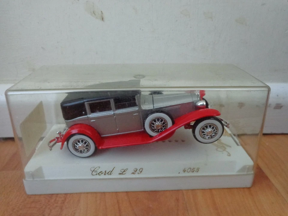 1/43 SOLIDO AGE D'OR - CLASSIC CORD L 29 SILVER & RED DIECAST CAR REF 4055 - Image 1 of 1