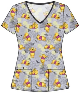 Blusa Médica Estampada Cherokee Para Mujer con Licencia Cuello en V TF614 PHPY Namastay Pooh - Imagen 1 de 2