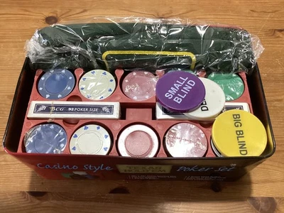 200 Poker Game Texas Hold'em Set Gaming Mat Chips 2 Decks Playing Card With Box. - Image 1 of 4