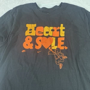 Camisa Nike Para Hombres XL Negra Corazón y Suela Cupido Gráfico Camiseta Swoosh Logo - Imagen 1 de 5
