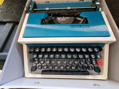 MÁQUINA DE ESCRIBIR PORTÁTIL UNDERWOOD 315 VINTAGE AÑOS 60 Y ESTUCHE AZUL Y BLANCO Foto 1 de 4