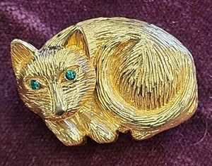 Spilla vintage Trifari gatto tremolante tono oro occhi verdi gattino testa bobbing - Foto 1 di 9