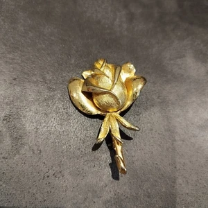 Vintage goldfarbene Rose Brosche Anstecknadel signiert gestempelt hübsche florale Blume  - Bild 1 von 3