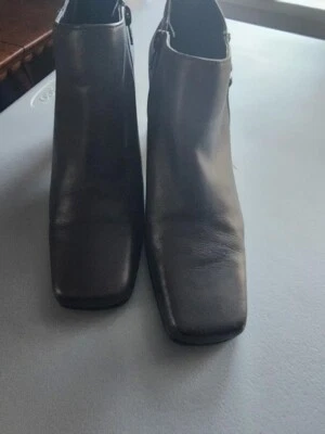 WESTIES 女式深棕色踝靴。 — 第 1/4 张图片