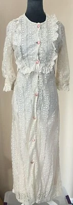 Vintage 1970 Genivieve’s of Park Ave • Bata larga de encaje marfil • Talla pequeña Foto 1 de 4
