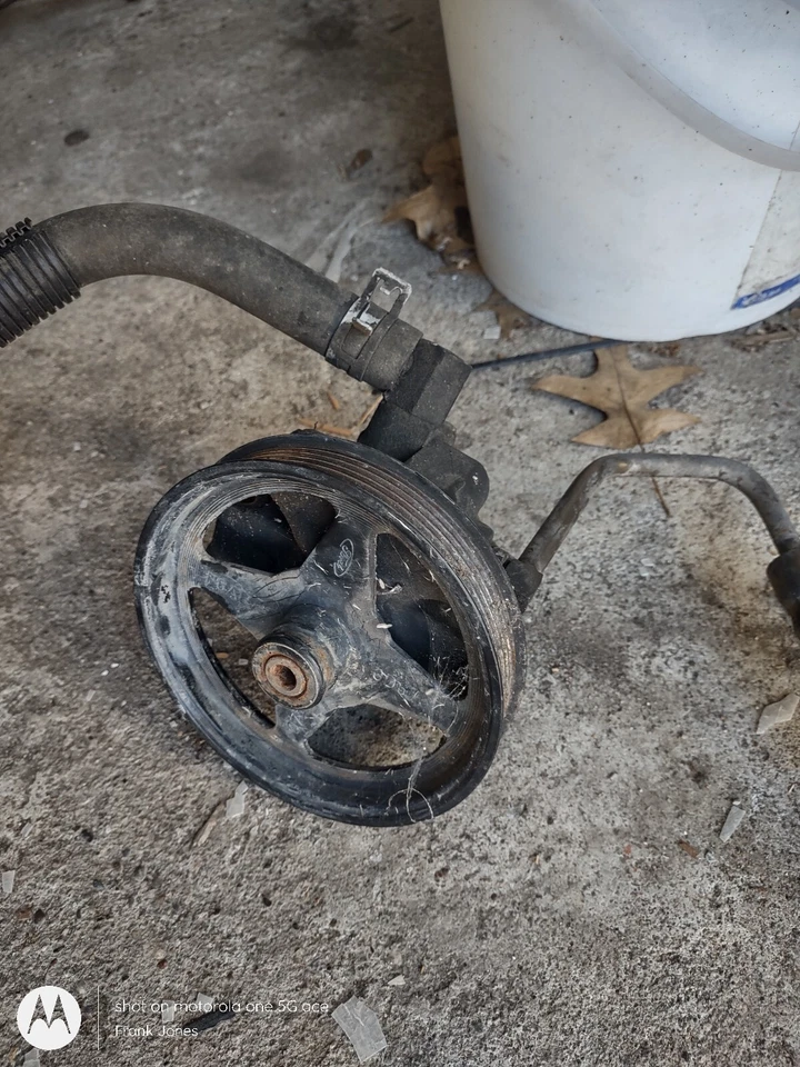 Bomba de dirección asistida Ford Crown Victoria 2003 OEM  Foto 1 de 1