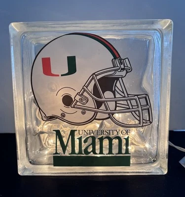 Bloque de vidrio iluminado para huracanes de la Universidad de Miami  Foto 1 de 4