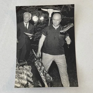 Juan Manuel Fangio Cooking Asado Italian Press Photo Photograph F1 Racing Driver - Picture 1 of 8