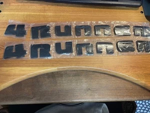 Superposición para Toyota 4Runner Limited 2014-2024 negro mate emblemas OUT, 2 piezas - Imagen 1 de 1