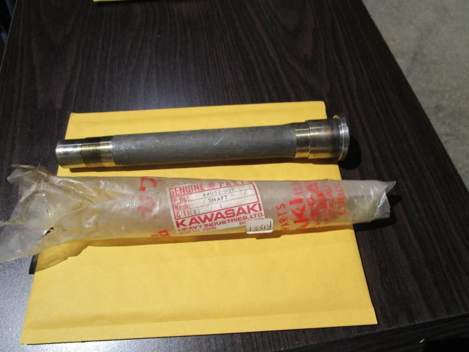 1973 74 75 KAWASAKI F11 ДЕТАЛЬ ВАЛА РУЛЕВОГО ШТОКА # 44052-003 - Изображение 1 из 4