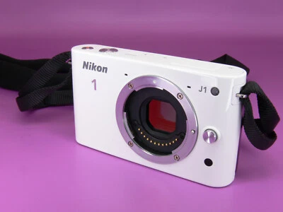 Cuerpo de cámara digital Nikon 1 J1 10 MP blanco sin espejo con correa obturador 1800 Foto 1 de 4