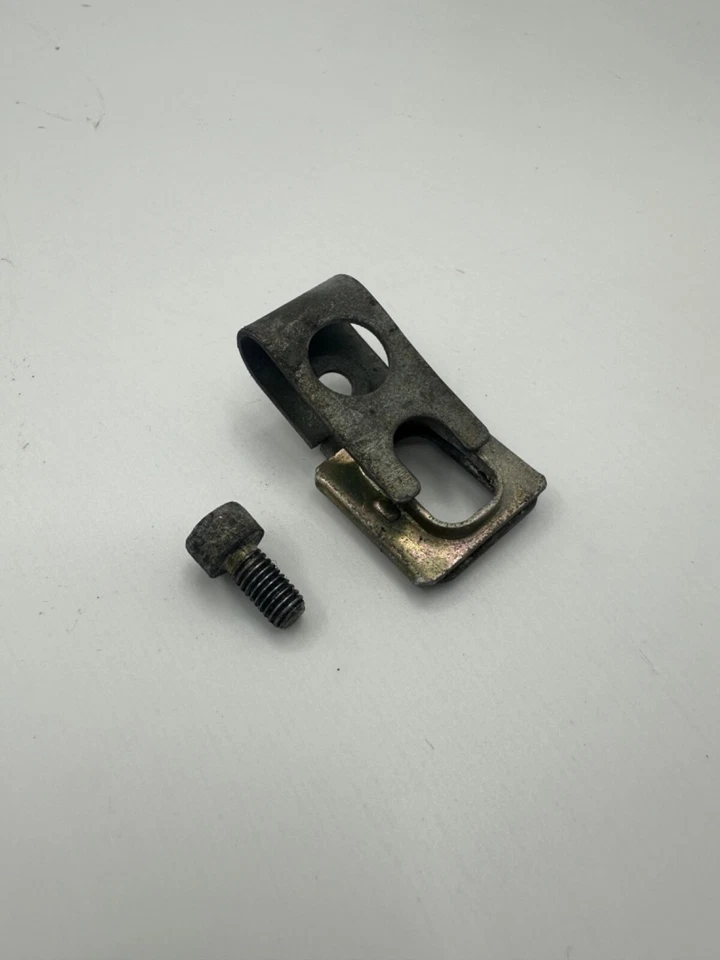 Mercedes-Benz 560SEL SEC 1980 OEM Inyector de combustible abrazadera soporte clip Foto 1 de 1