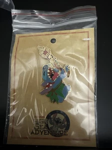 PIN DISNEY - PUNTADA Falda Hula con Antorcha Alta Mar Aventura Caza del Tesoro LE - Imagen 1 de 2
