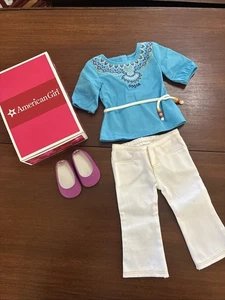 Conjunto túnica American Girl Saige cinturón magenta zapatos Sage Saige GOTY 2013 - Imagen 1 de 14