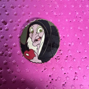 Disney Snow White Old Hag Witch Red Apple 2010 Limited Release Pin - Picture 1 of 2