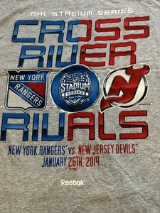 Camiseta para niños New York Yankees NHL Stadium Series New York Rangers & NJ Devils - Imagen 1 de 8