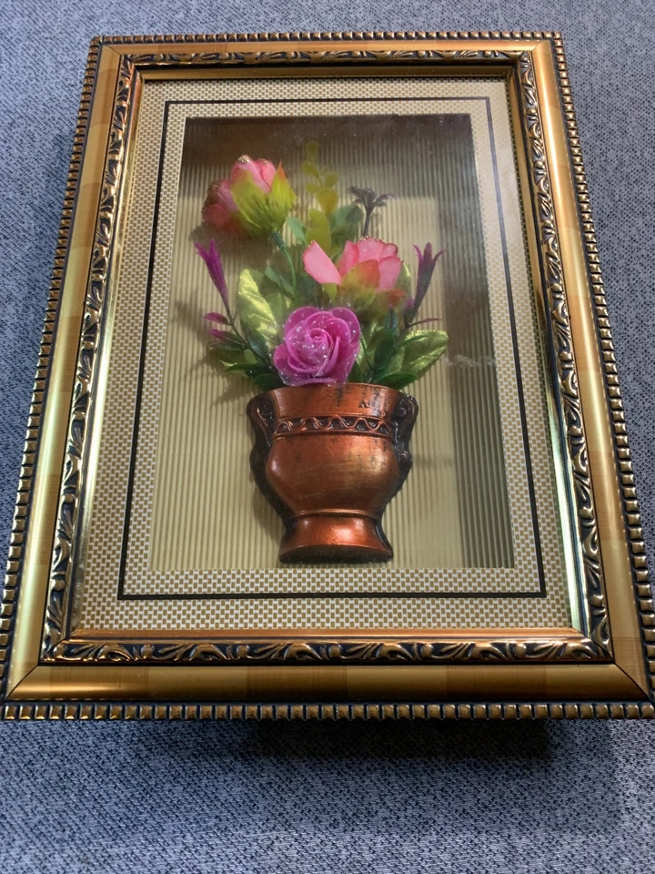 Arte de pared Sitco Importación de flores rosas en florero ornamentado con marco dorado decorativo para el hogar Foto 1 de 4